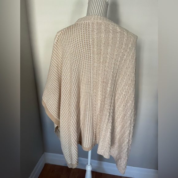 Two by Vince Camuto Poncho - Picture 2 of 3